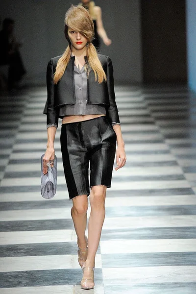 Look 10
